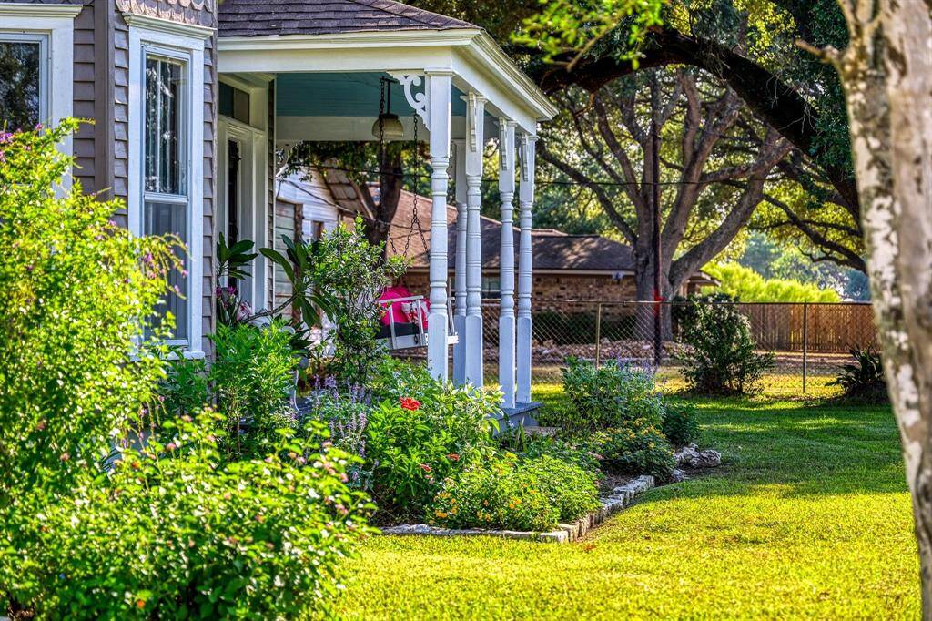 View from entrance to the driveway