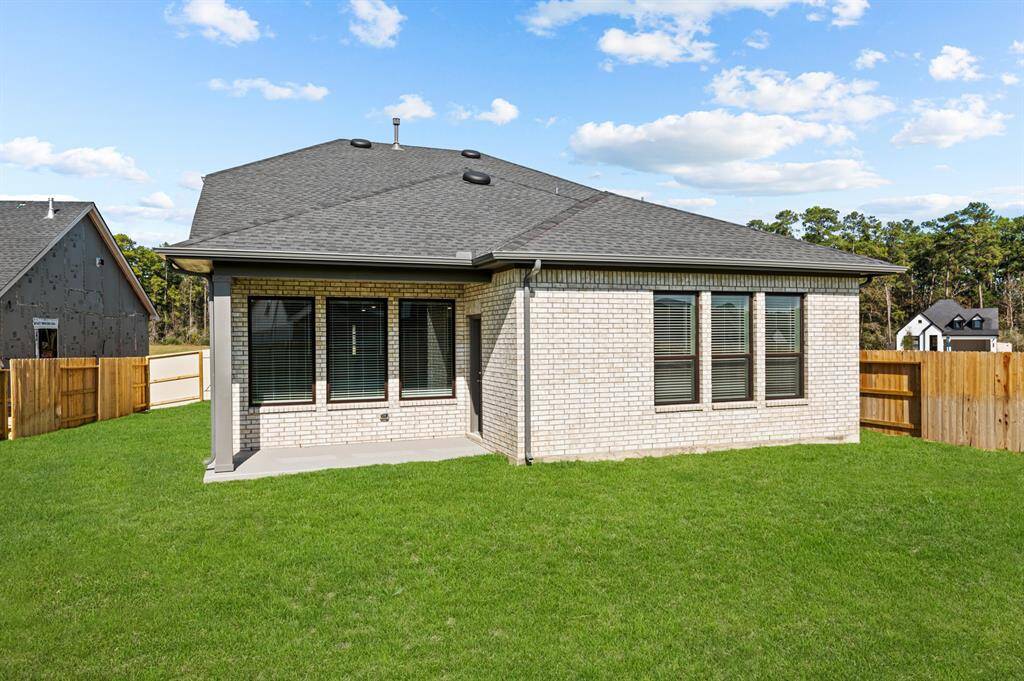 Welcome to The Ivyridge by David Weekley Homes. Move-In-Ready Now!!