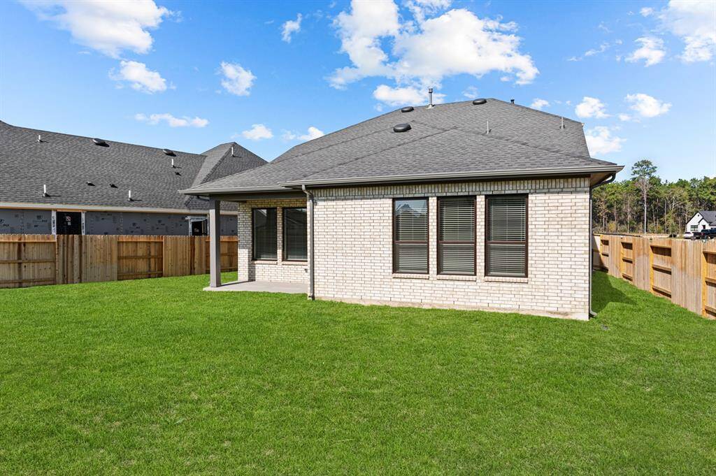 Welcome to The Ivyridge by David Weekley Homes. Move-In-Ready Now!!