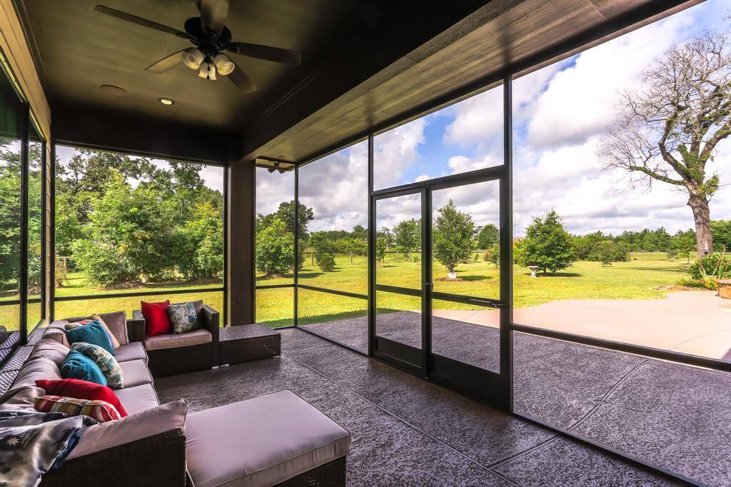 Private screened in porch off Primary room