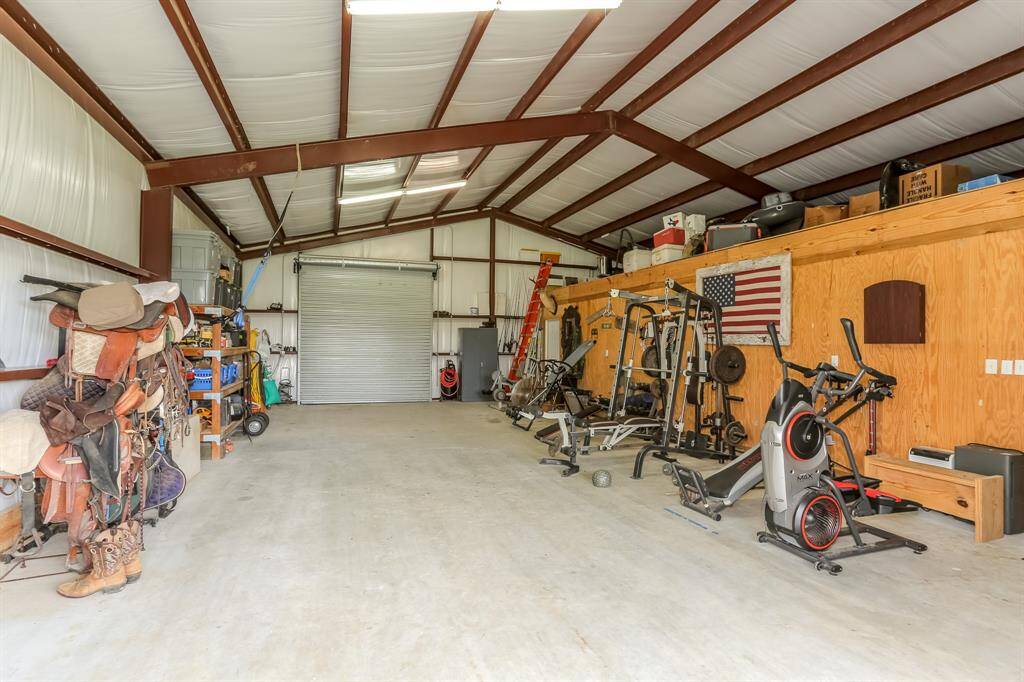 Large workshop and will hold a pontoon boat