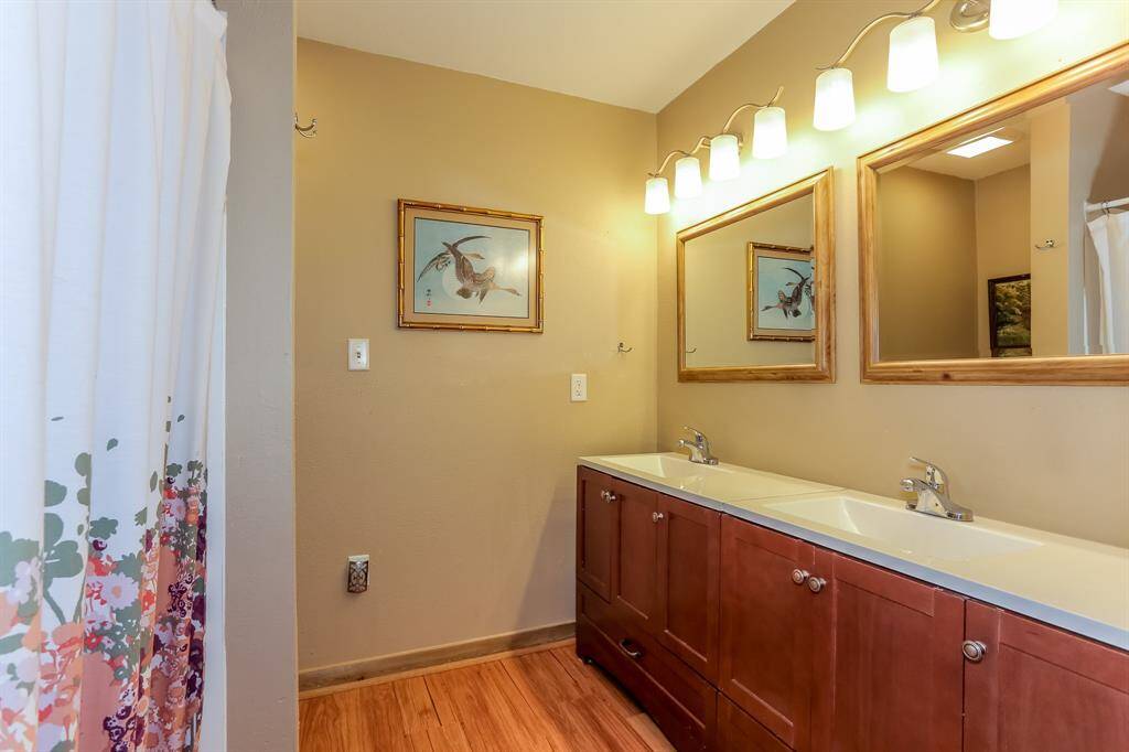 Double sinks in the GH and walk in shower