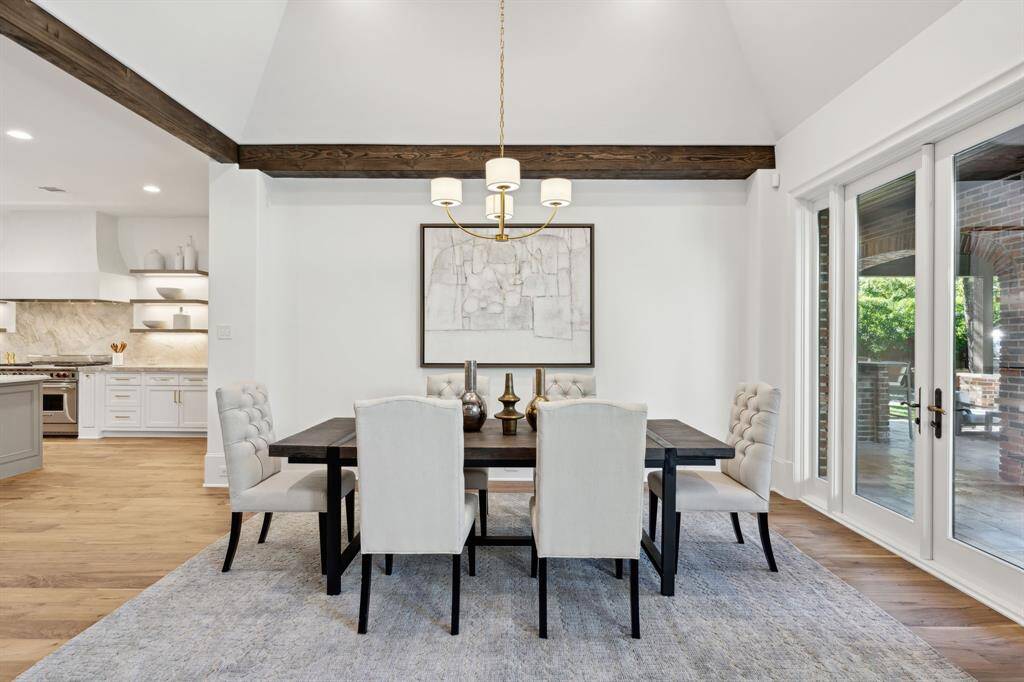 [Breakfast Room] Perfect for entertaining as it is convinently located between the kitchen and the family room.  Beautiful double doors open to the outdoor oasis