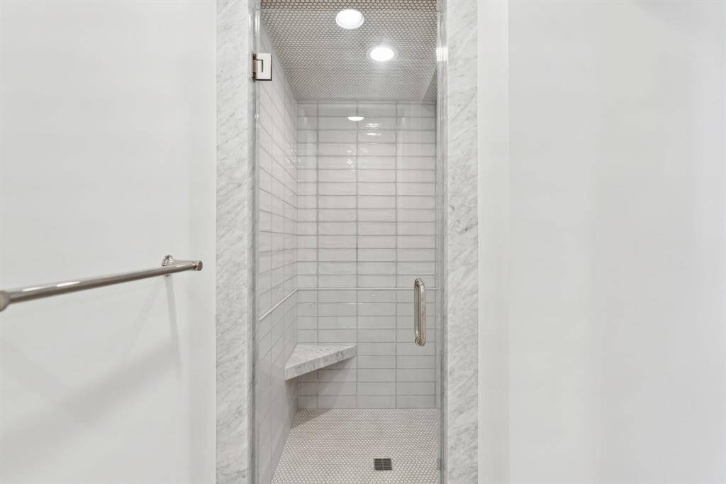 [En Suite Bath 2] Walk in Shower