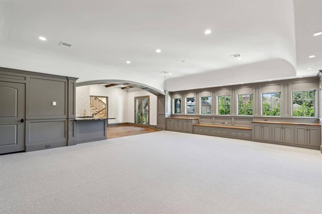 [Media Room] Oversized room perfect for playing or movie watching!