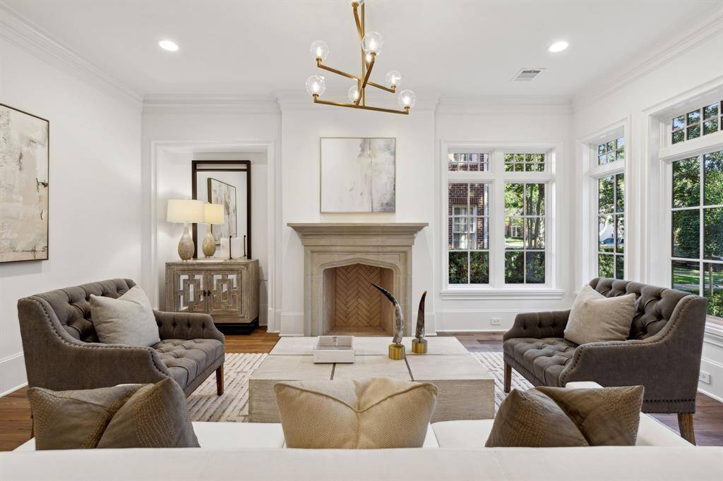 [Dining Room] Perfect for entertaining and the bar is conveniently connected