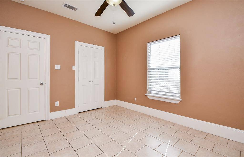 There are 2 bedrooms at guest quarter.