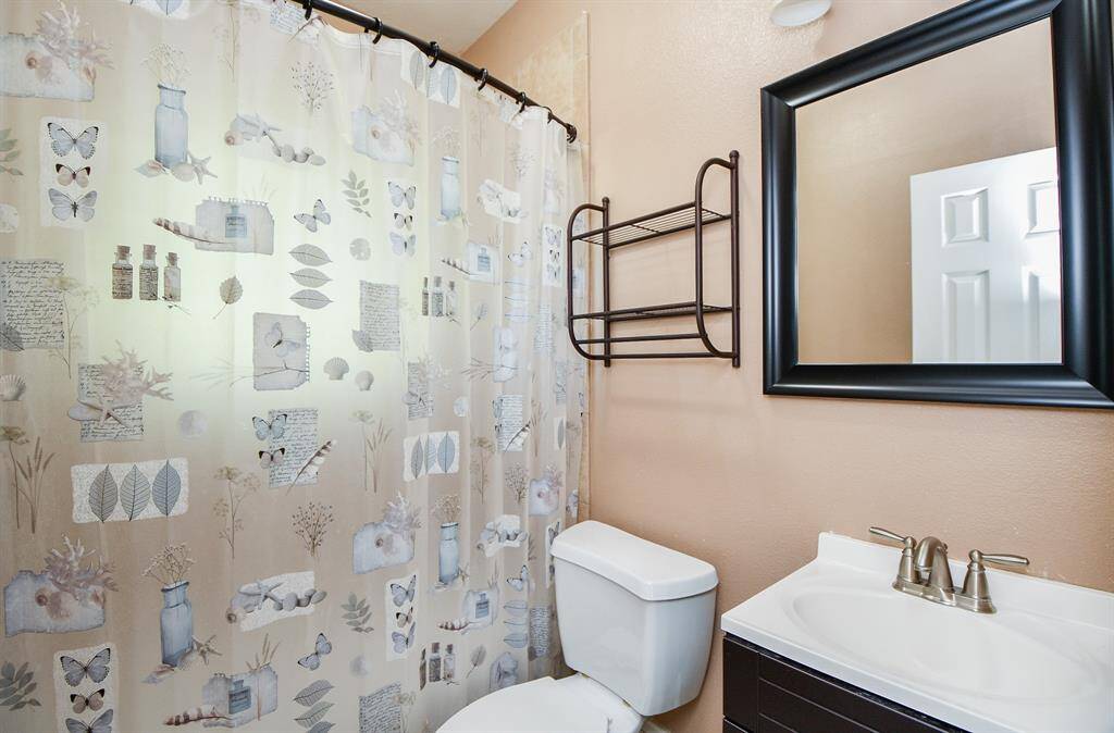 Full bath at guest quarter