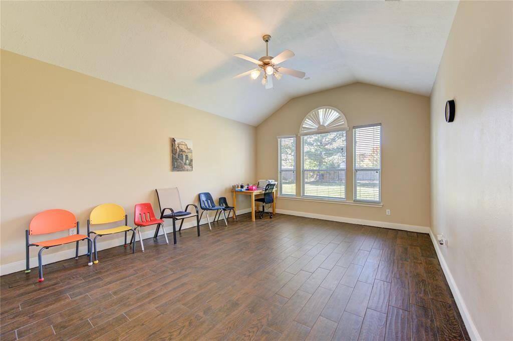 EXTRA LARGE MASTER BEDROOM 1ST FLOOR