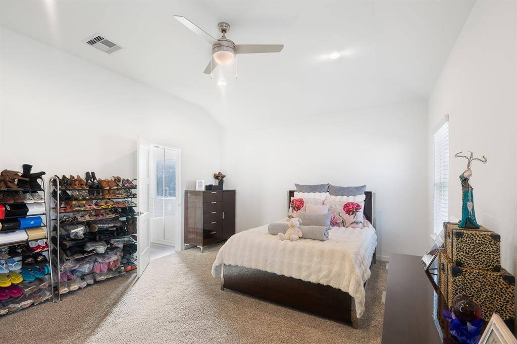 Spacious primary bedroom!