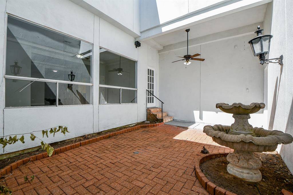 Atrium with gas lamps