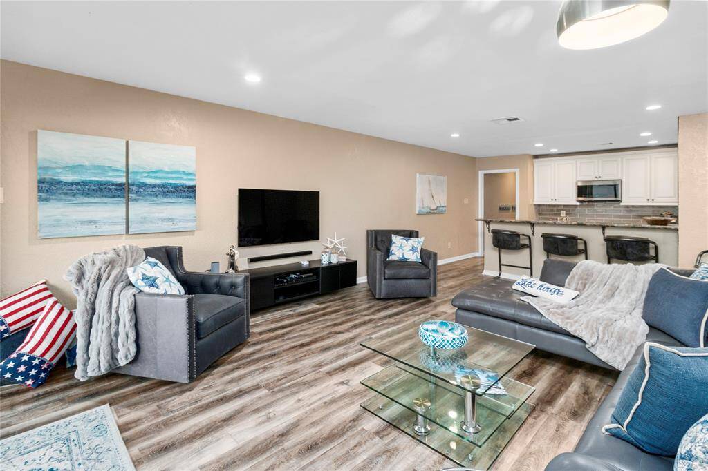 PLENTY OF SPACE TO ENJOY YOUR LAKE CONROE STAYCATION LIFESTYLE! ALL FURNISHINGS INCLUDED!