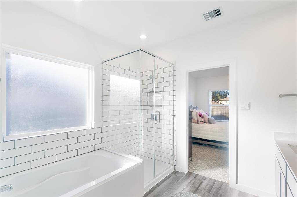 Soaking tub and separate shower - relax in the tub at the end of a long and hard day!