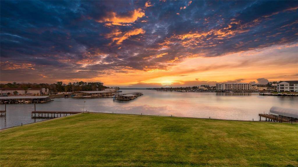 YOUR SUNSET OPEN WATER VIEW IN APRIL HARBOR! NIGHT SKY OVER LAKE CONROE! COMMUNITY BOAT DOCK!