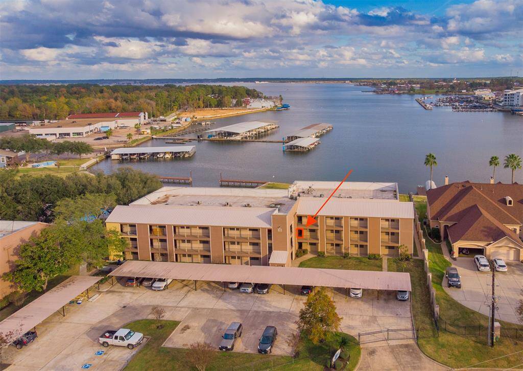 APRIL HARBOR COMMUNITY PROVIDES SECURITY AND PRIVACY! ARROW POINTS TO YOUR NEW HOME! CHECK OUT THAT PANORAMIC LAKE CONROE VIEW!