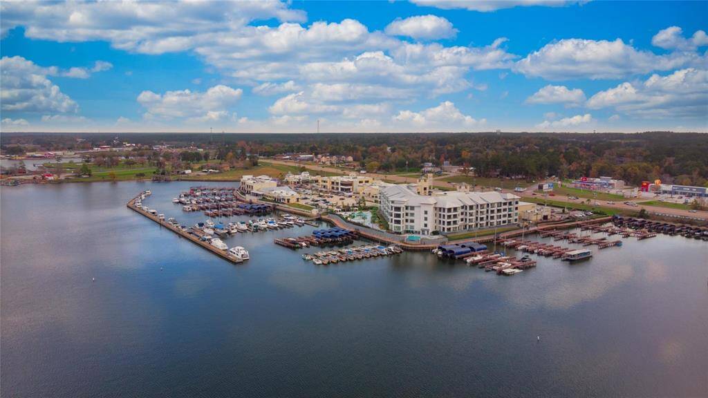 WATER POINT RETAIL & RESTAURANTS JUST A FEW MINUTES ACROSS LAKE CONROE! JUST A FEW MILES FROM DOWNTOWN CONROE AND THE WOODLANDS!