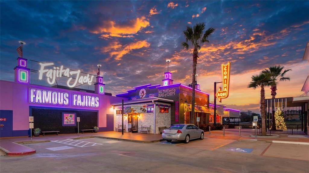 WATERPOINT RESTAURANTS & RETAIL JUST ACROSS LAKE CONROE!