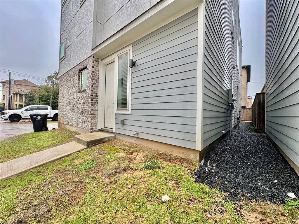 Side entrance - perfect roommate plan