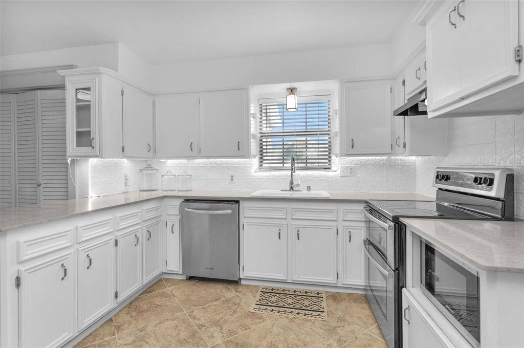 Quartz countertops and stainless appliances make this kitchen a chef’s delight.