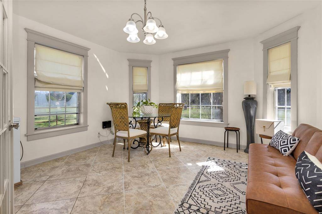 A private dining area behind french doors keep the victorian charm.