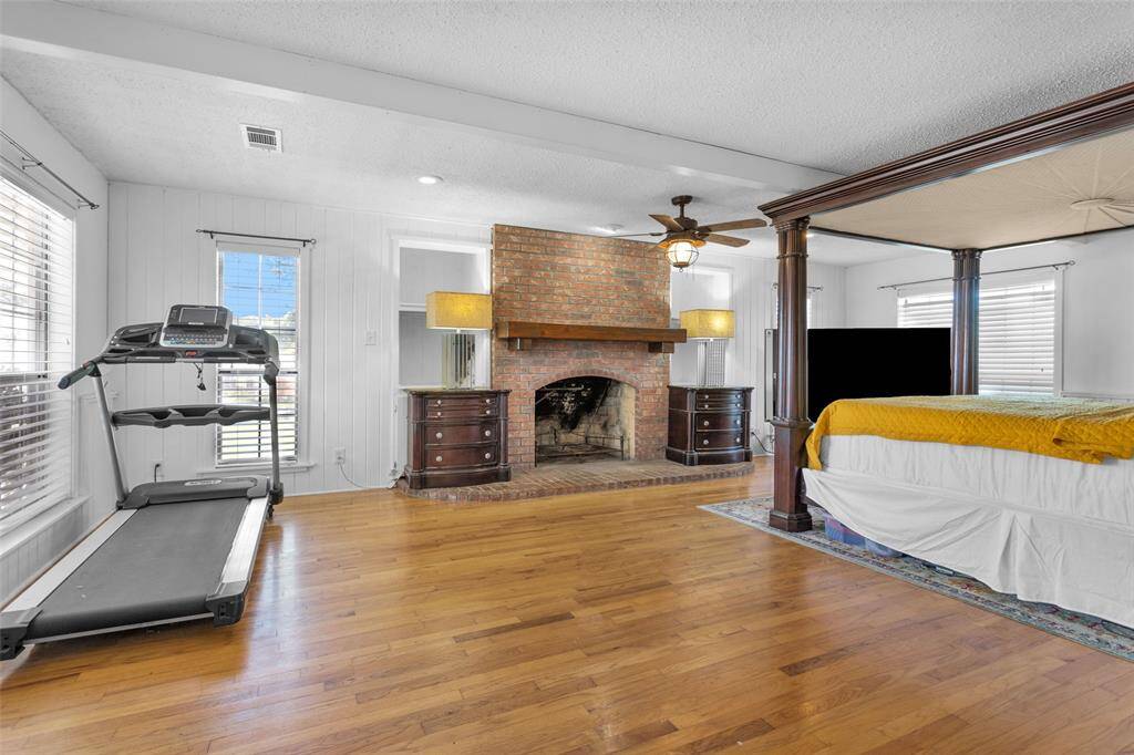 The beautiful Red Oak select flooring is maintained throughout the primary suite.