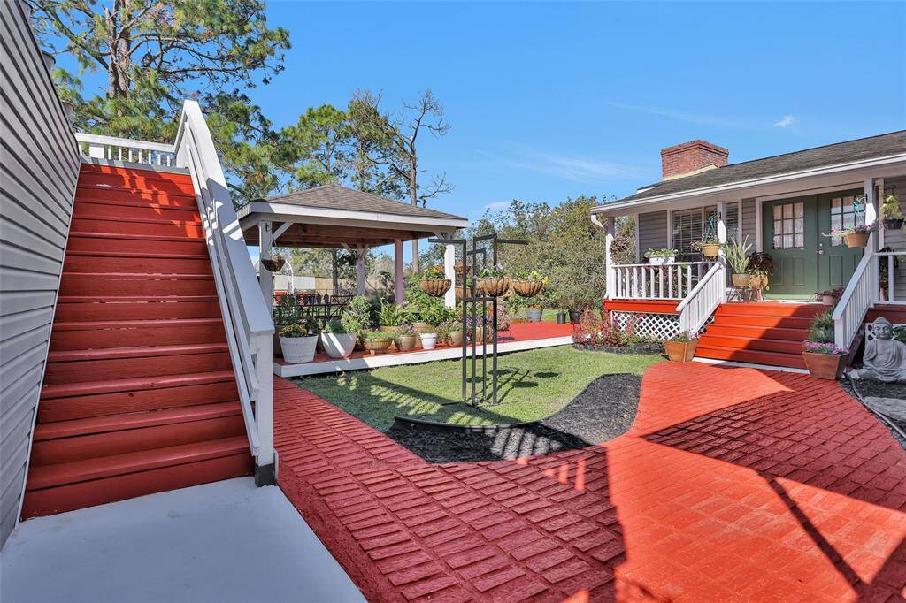 Don't forget about that rooftop deck on top of the garage - the stairs to access this space are right off the courtyard.