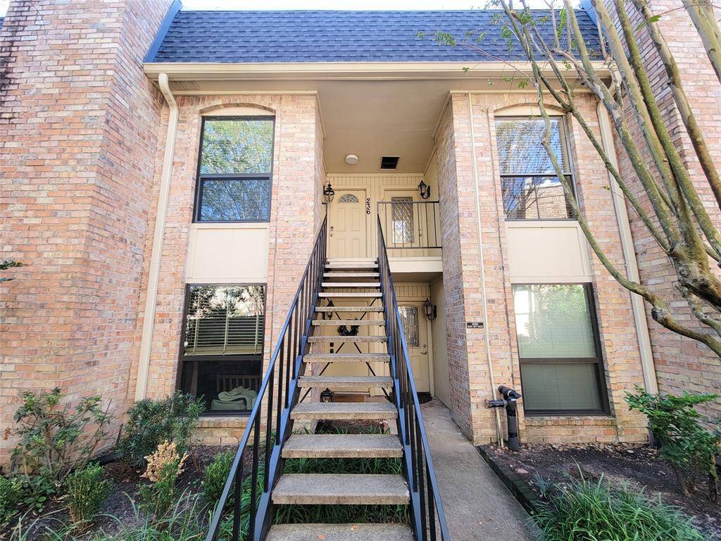Fabulous second floor one bedroom, one bath condo located in the middle of gated River Oaks Gardens with views of lushly landscaped walkways and courtyards.