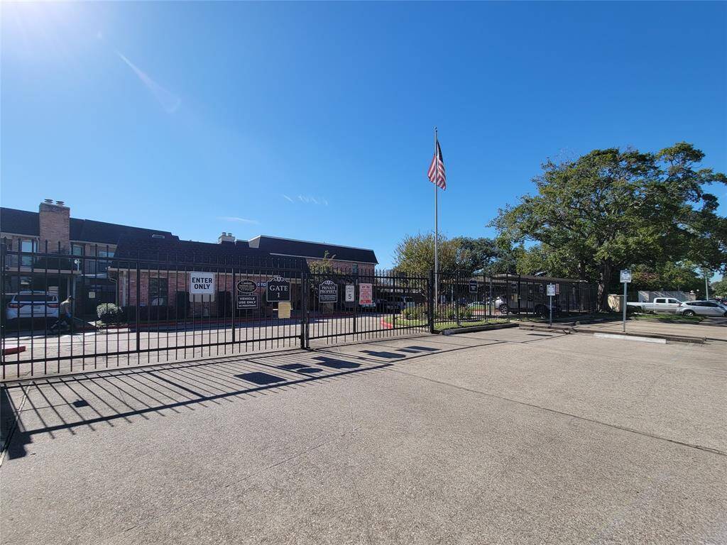 There is plenty of guest parking outside the gated community, and River Oaks Shopping Center, with its great restaurants, theater and retail, is just steps away!