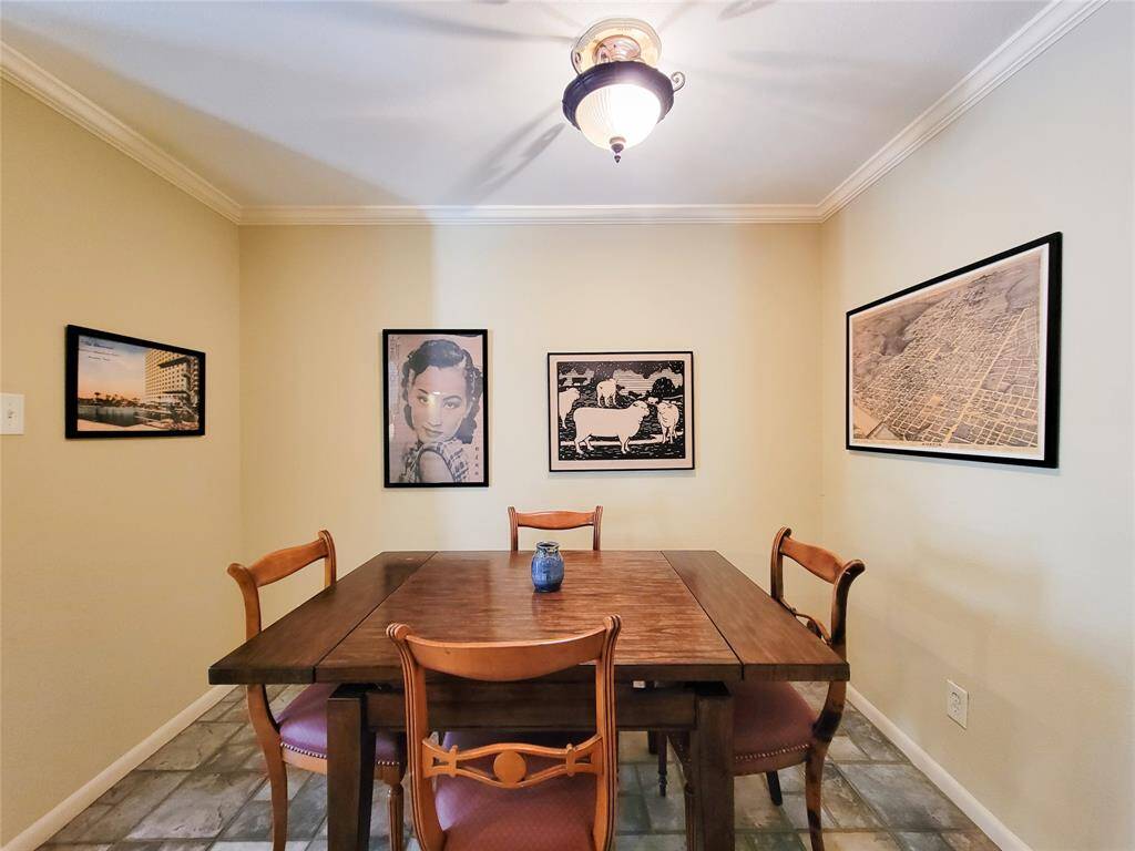 10' x 8' eat-in dining area.