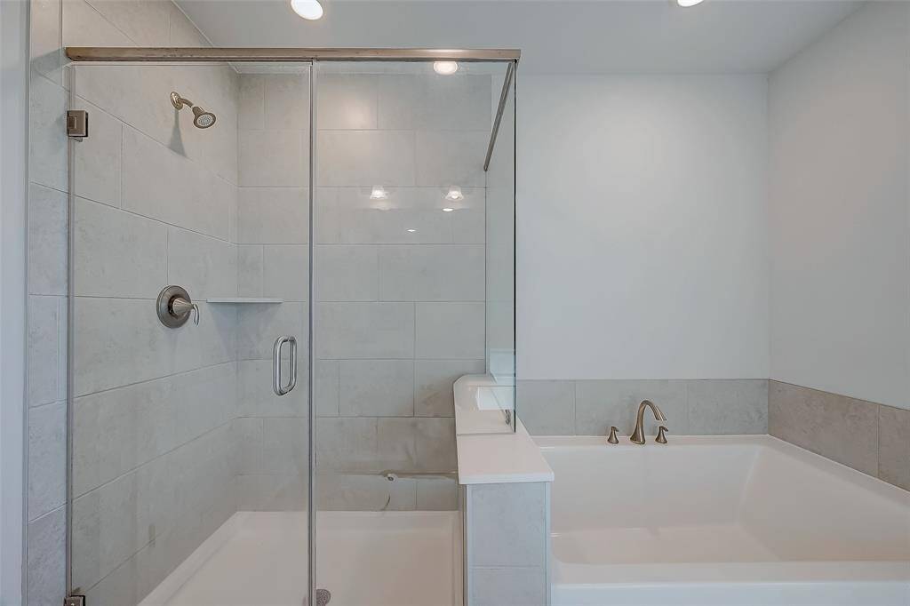 En suite primary bath