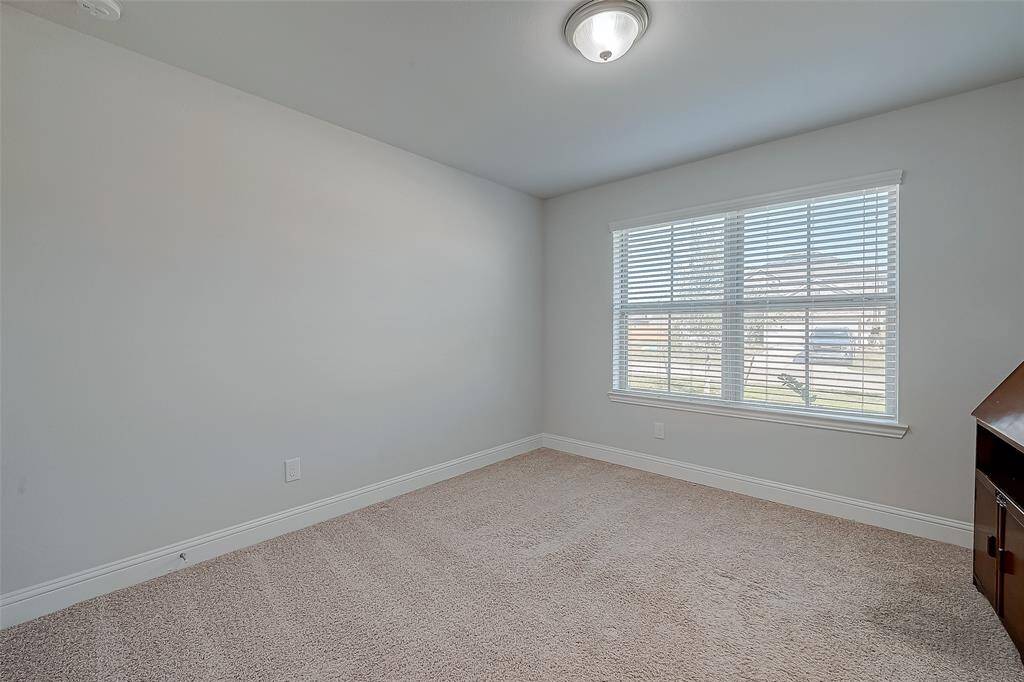 Roomy bedroom 1 or office space