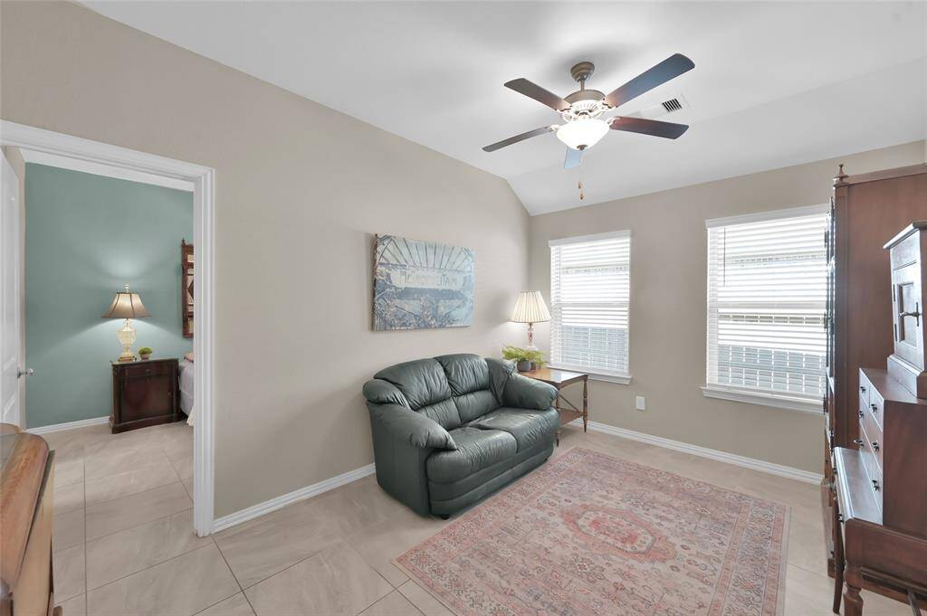 Flex space between the 2 secondary bedrooms