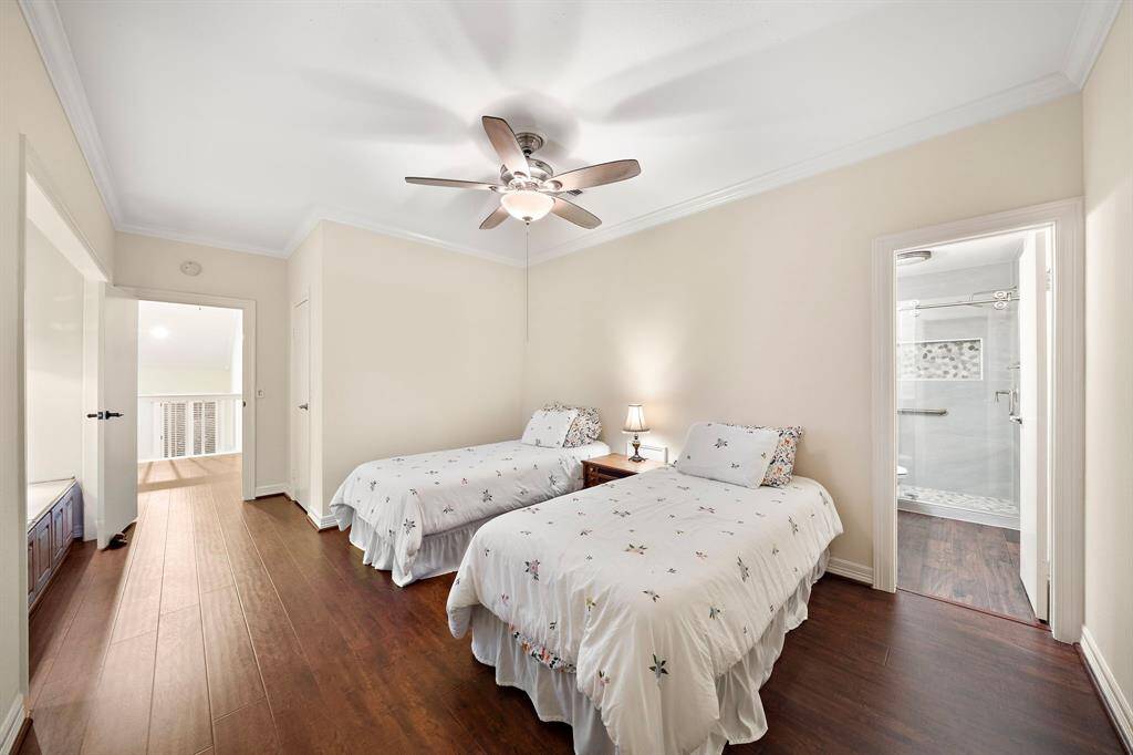 Generously sized, the secondary bedroom accommodates various uses, from a welcoming guest room to a creative multi-purpose space tailored to your needs.