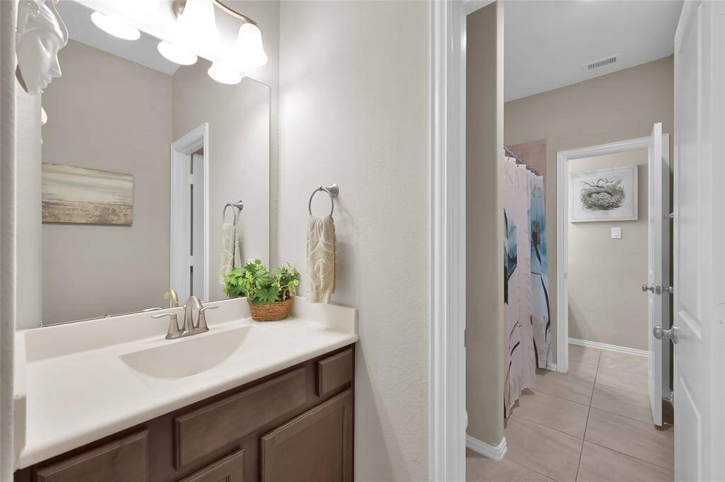 Viewpoint from the other sink area back into the sink area of bedroom 1