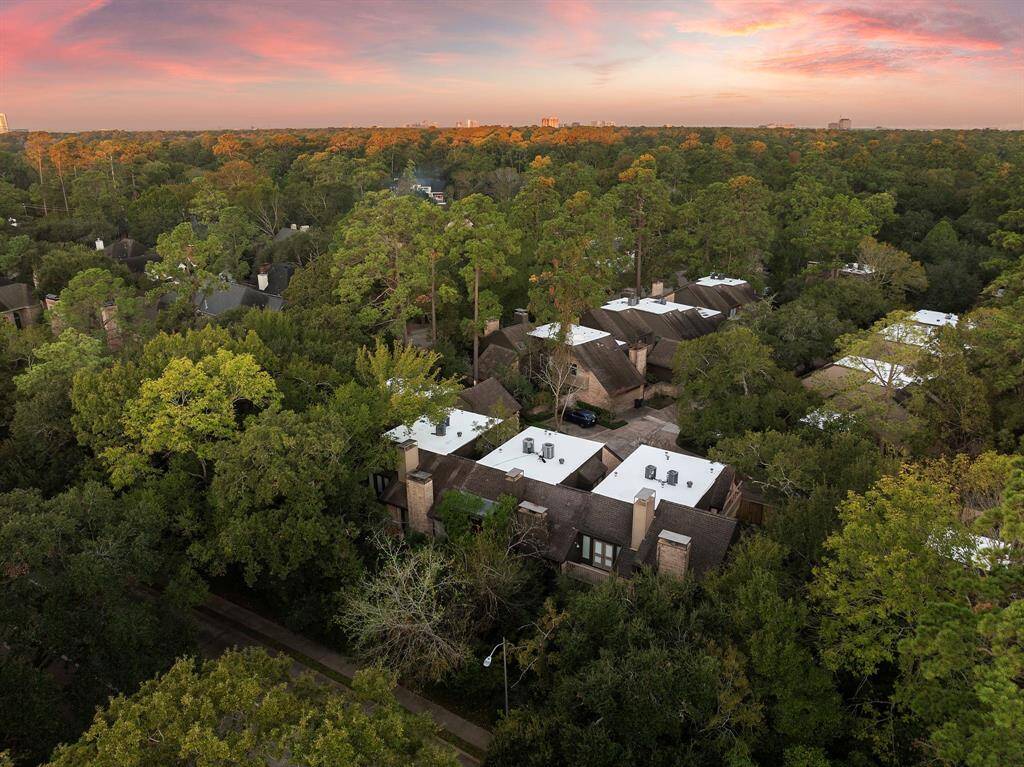 Situated in the vibrant Memorial West area, the property offers exceptional convenience for exploring nearby upscale shopping, fine dining, and recreational amenities.