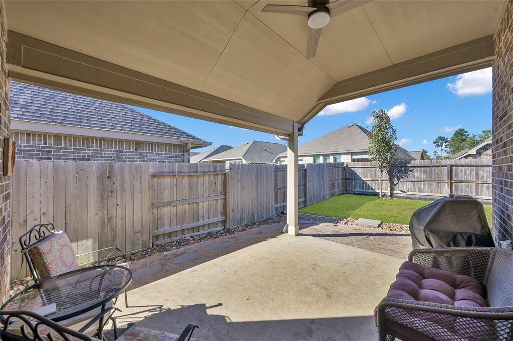 Covered patio, viewpoint from the back door in the living space