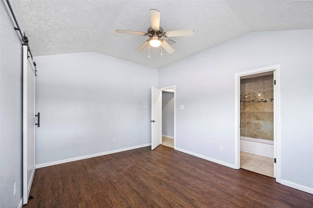 Spacious secondary bedroom with direct access to secondary bath