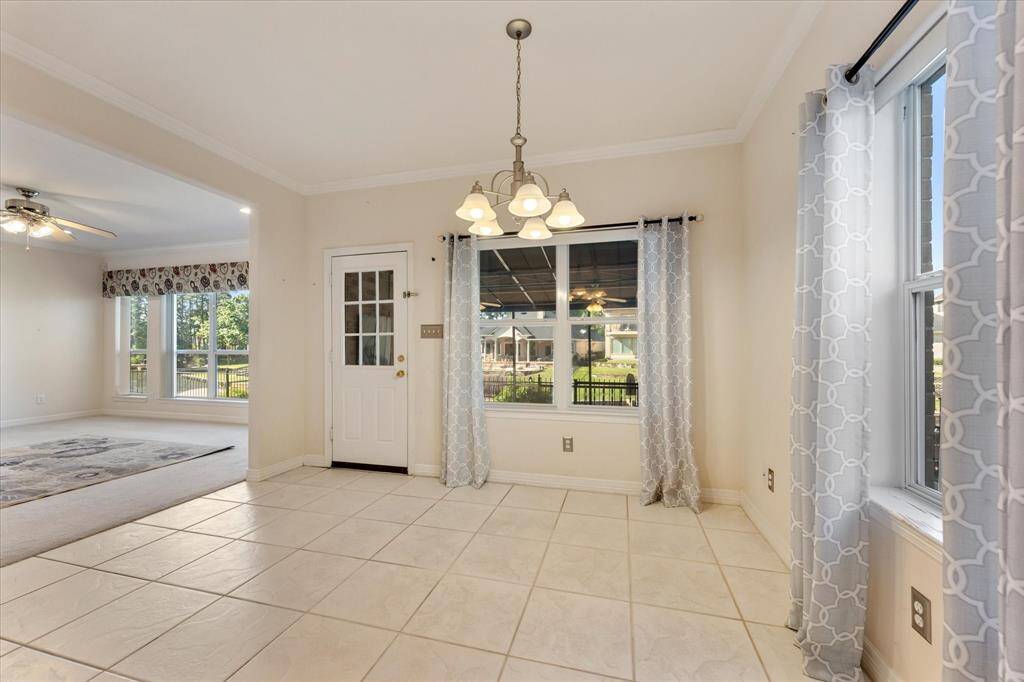 Breakfast and Living Area