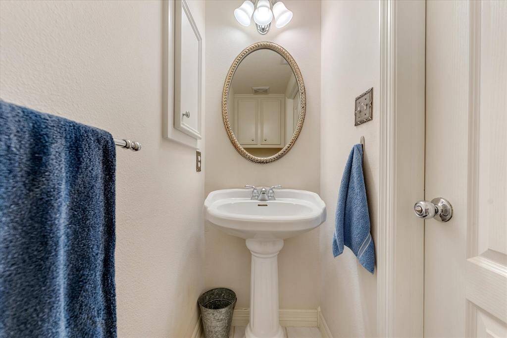 Downstairs 1/2 Bath