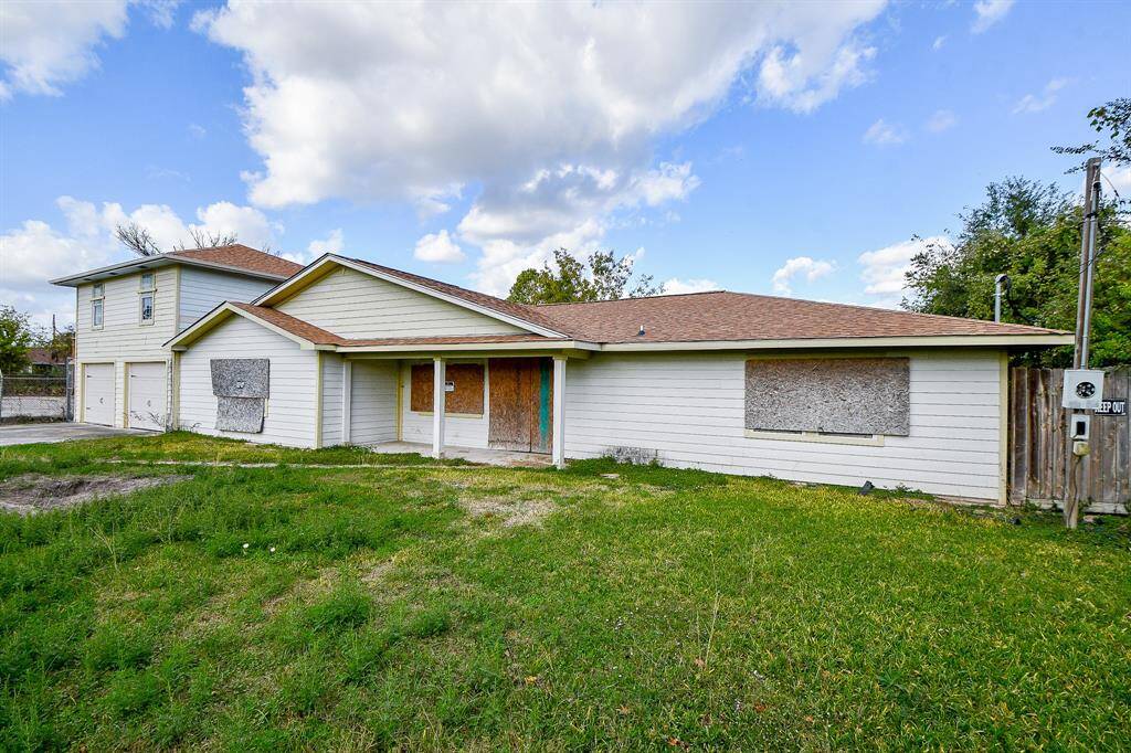 Spacious Home on a Generous lot - A perfect blend of comfort and Space.