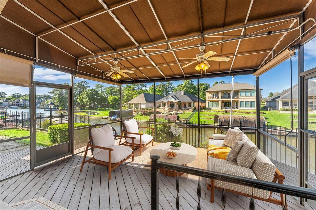 Enjoy your view on the Lake from your screened in porch! Bald eagles, ducks, heron, and turtles in your backyard!