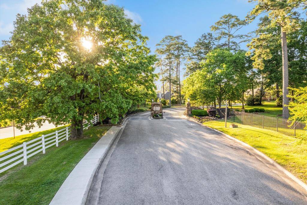 Entrance to Longmire on Lake Conroe