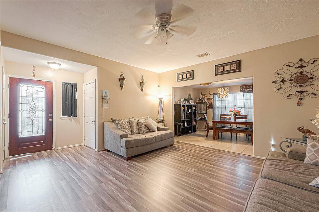 Spaciouse living area perfect for greeting guest and making a lasting first impression.