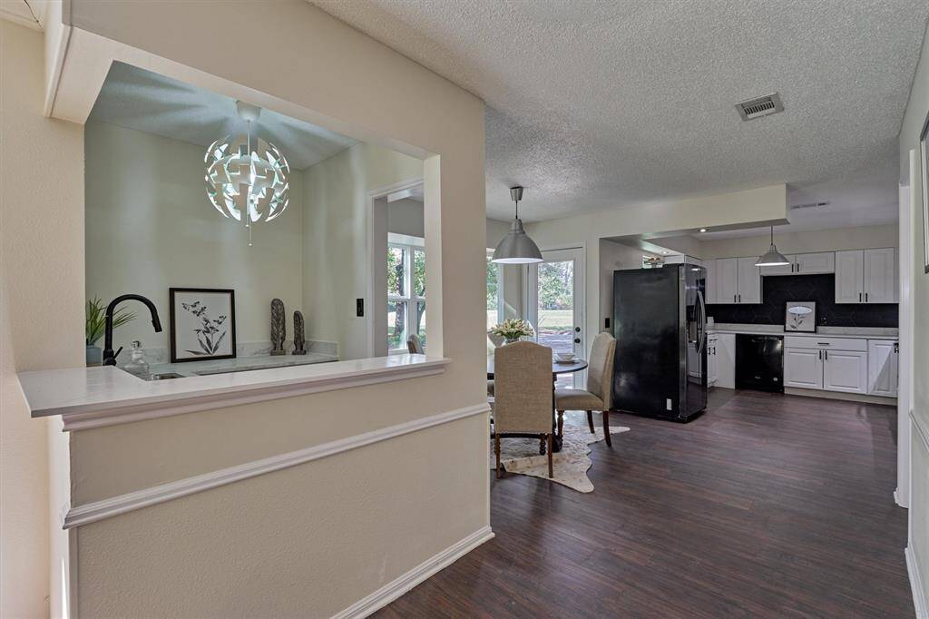 Wet Bar--Open to Breakfast Room, Kitchen & Living Room...Perfect for entertaining & family gatherings