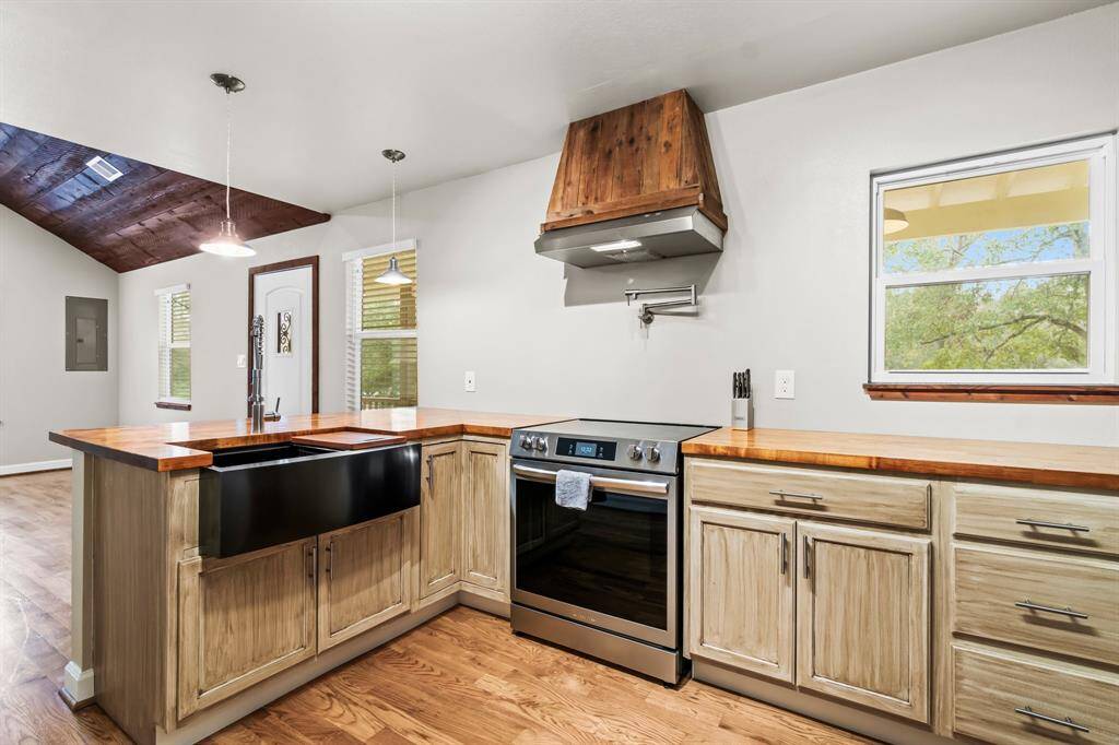 Kitchen: 2nd floor