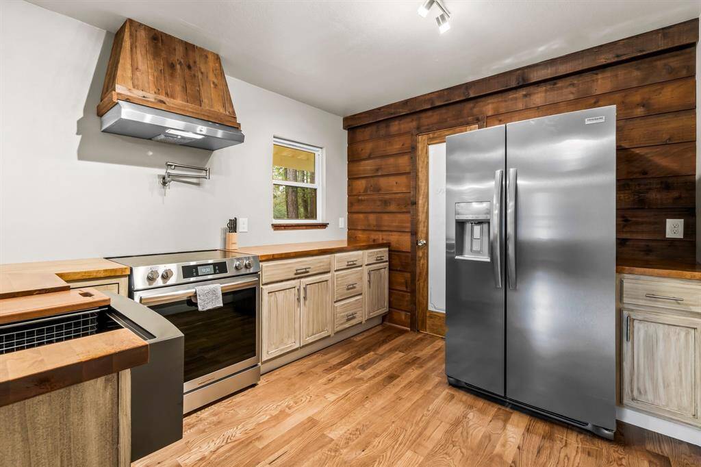 Kitchen: 2nd floor