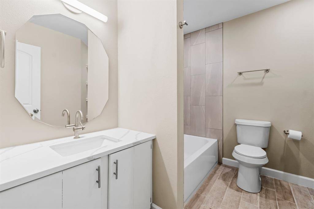 Bathroom: 1st floor