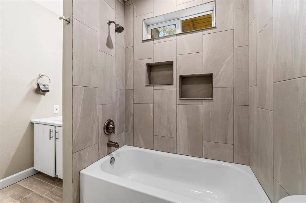 Bathroom: 1st floor