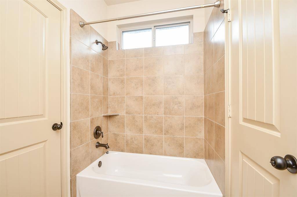Jack & Jill bath between 3rd & 4th bedrooms.