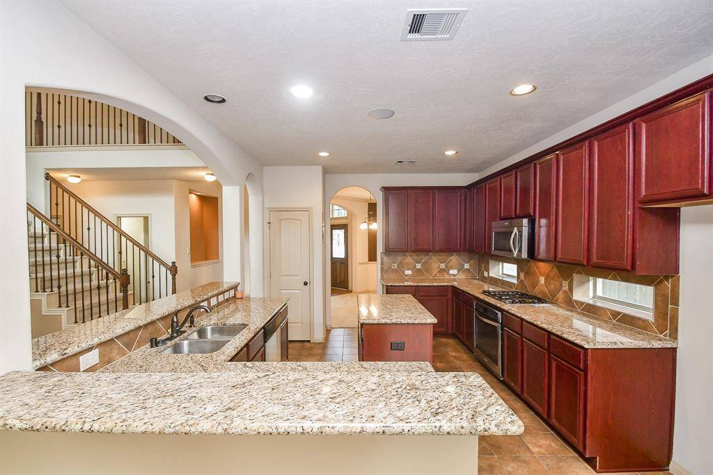 Spacious chef's kitchen with gas burners.